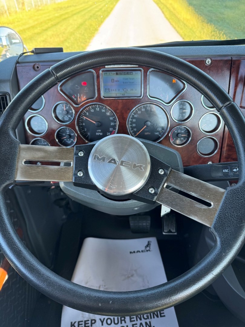 2016 Mack Day Cab - image 14